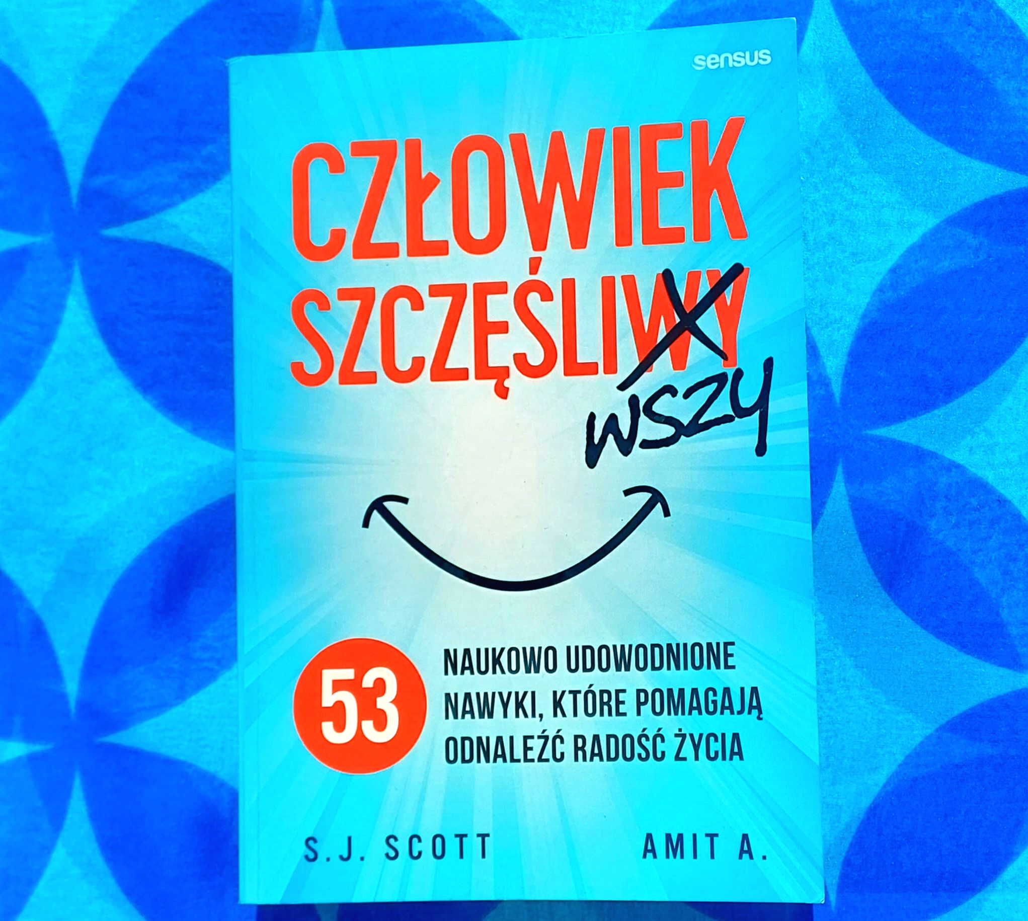 Okładka książki „Człowiek szczęśliwszy. 53 naukowo udowodnione nawyki, które pomagają odnaleźć radość życia” S.J. Scotta.