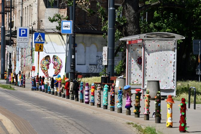 Warszawska Praga, ul. Kawęczyńska udekorowana kolorowymi, włóczkowymi postaciami z bajek, motywami zwierzęcymi i roślinnymi.